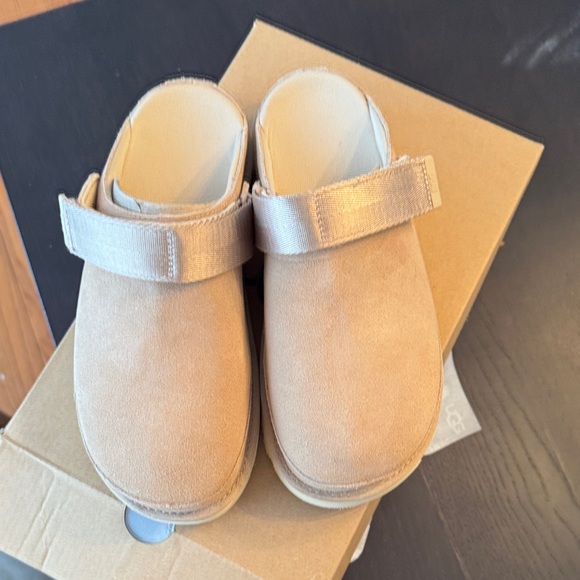 UGG Clogs - Picture 2 of 9